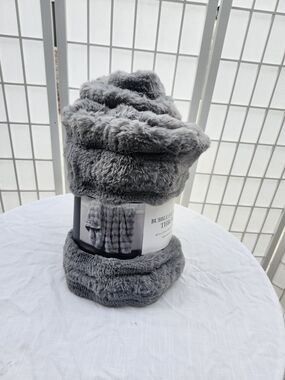 Bubble Faux Fur Throw Blanket in Grey